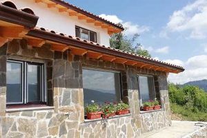 Casa bioclimática pegada a la montaña