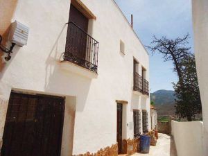 Casa ecológica en un pueblo del sur
